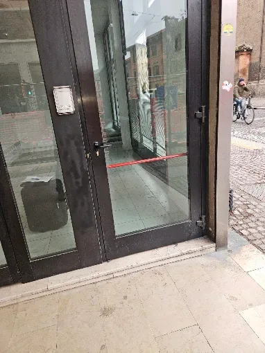 Lavoro di Eugenio a Ravenna: porta a vetri di un negozio con maniglione antipanico