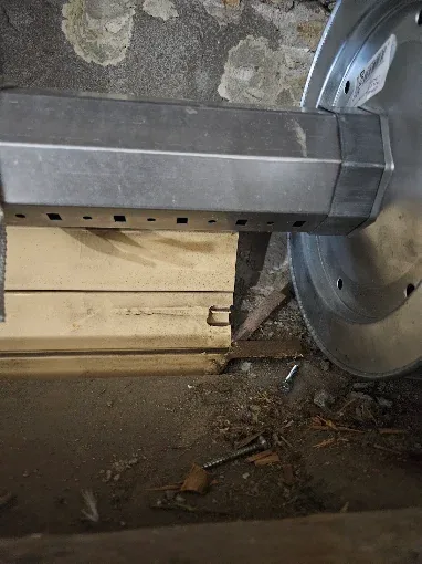 Riparazione tapparelle a Ravenna: rullo ottagonale con puleggia nel cassonetto della tapparella