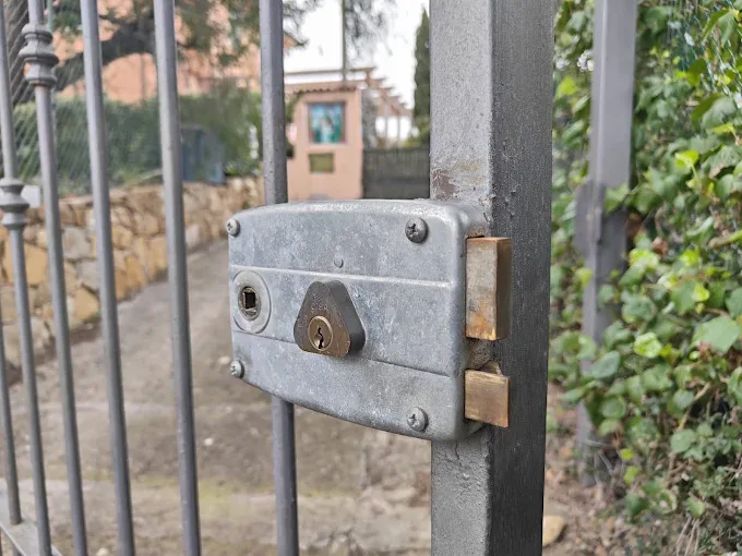 Lavoro di Eugenio a Cotignola: serratura da applicare su un cancello